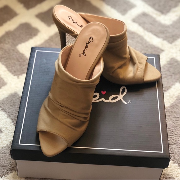 ViciDolls Qupid Angelina Scrunch Nude Sandals - Picture 2 of 6